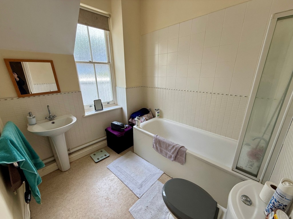 Lot: 113 - SIX FLATS FOR INVESTMENT - James House Flat 3 Bathroom with W.C.